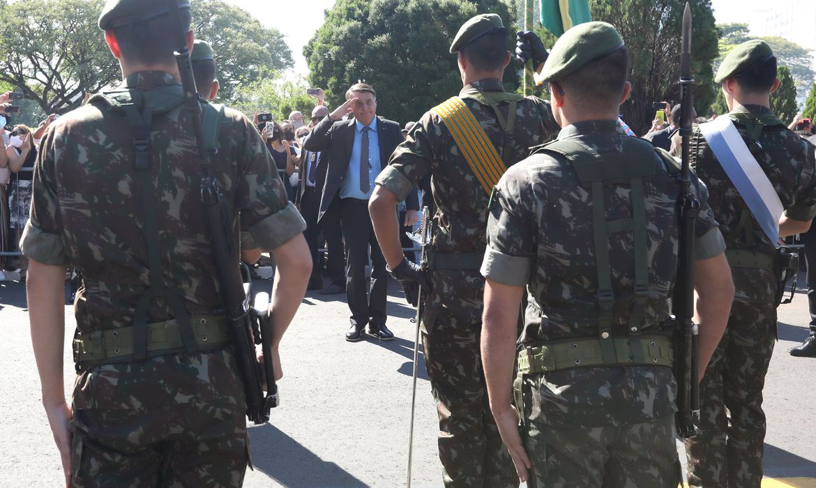 Bolsonaro participa de solenidade militar na EEAR em Guaratinguetá