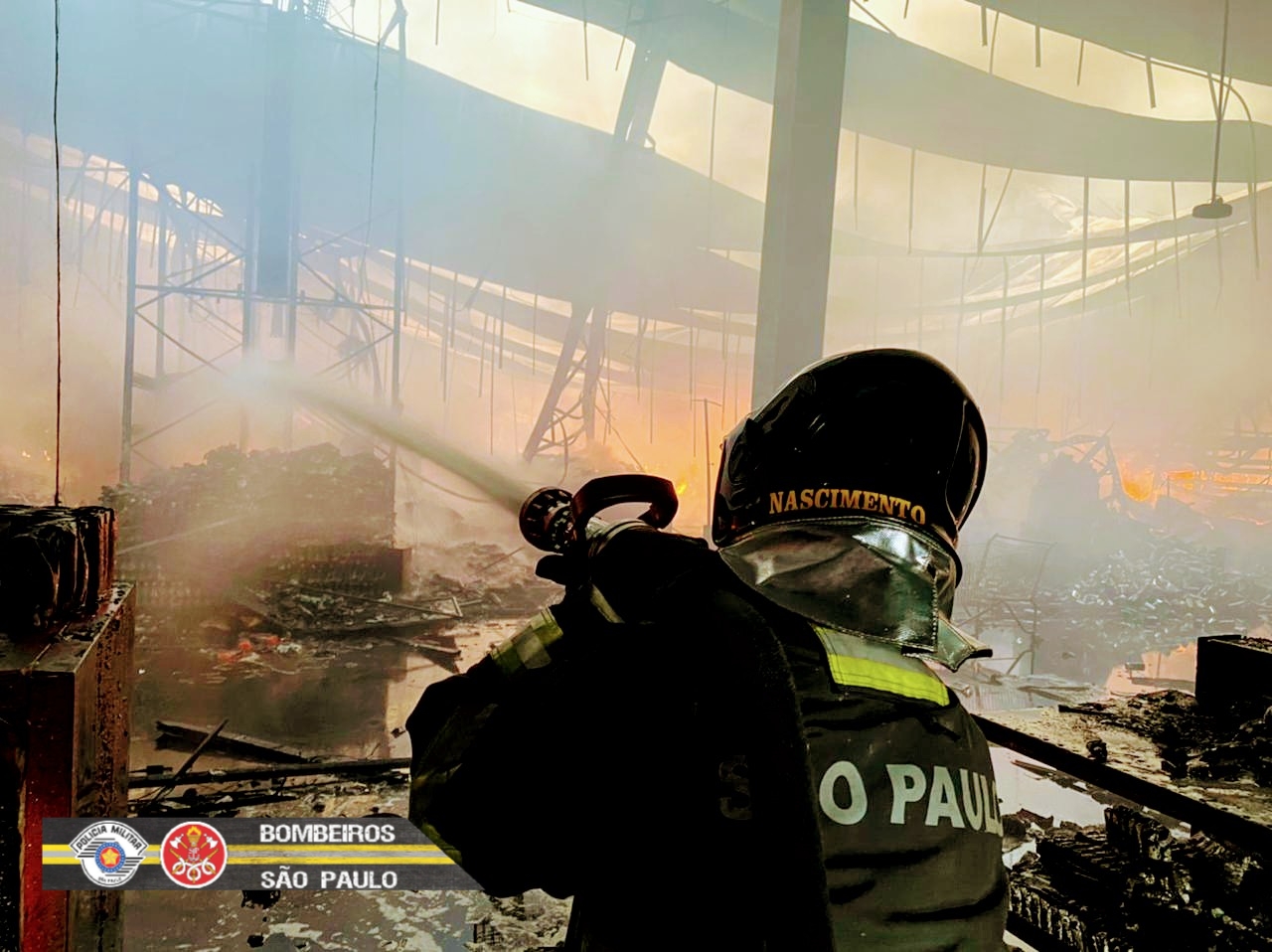 Supermercado Makro pega fogo na zona Leste de São José dos Campos