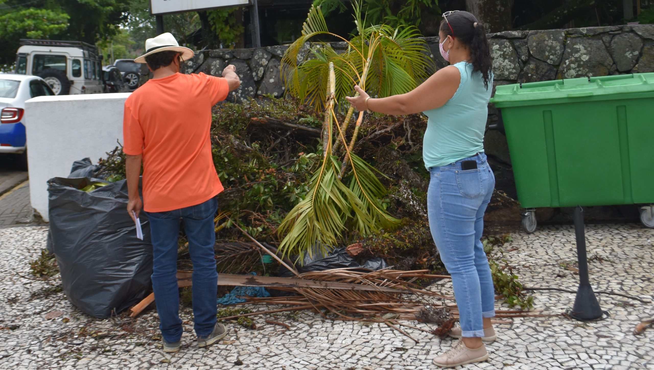 Ilhabela notifica condomínios, pousadas e hotéis sobre descarte de incorreto de entulhos