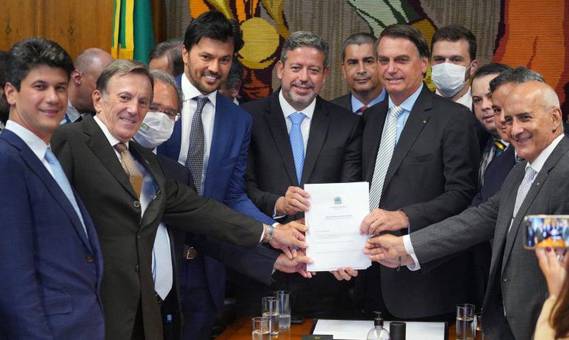 Bolsonaro entrega à Câmara Projeto de Lei que permite privatização dos Correios