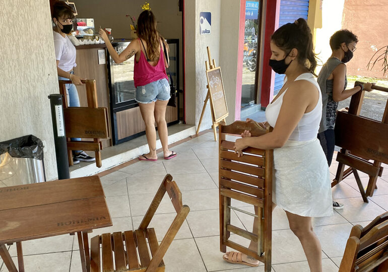 Proprietários de bares e restaurantes retomam atendimento em Ilhabela