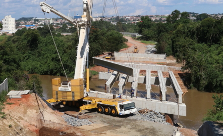 Obras da Terceira ponte sobre o Rio Paraíba recebem vigas para pavimentação em Jacareí