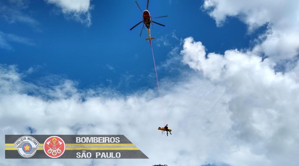 Homem é socorrido pelo helicóptero Águia após cair perto de cachoeira em Pindamonhangaba