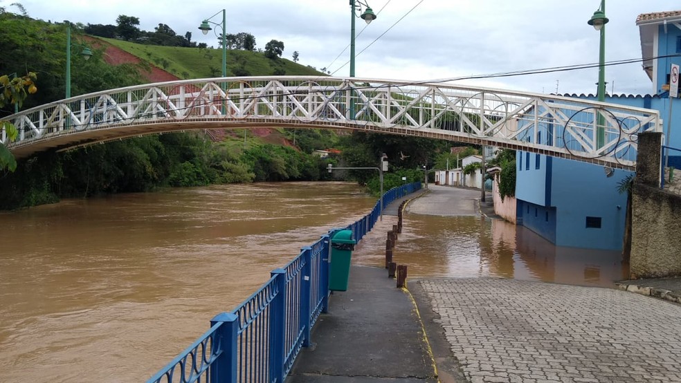 Rio Paraitinga transborda e alagamento interdita ruas de São Luiz do Paraitinga