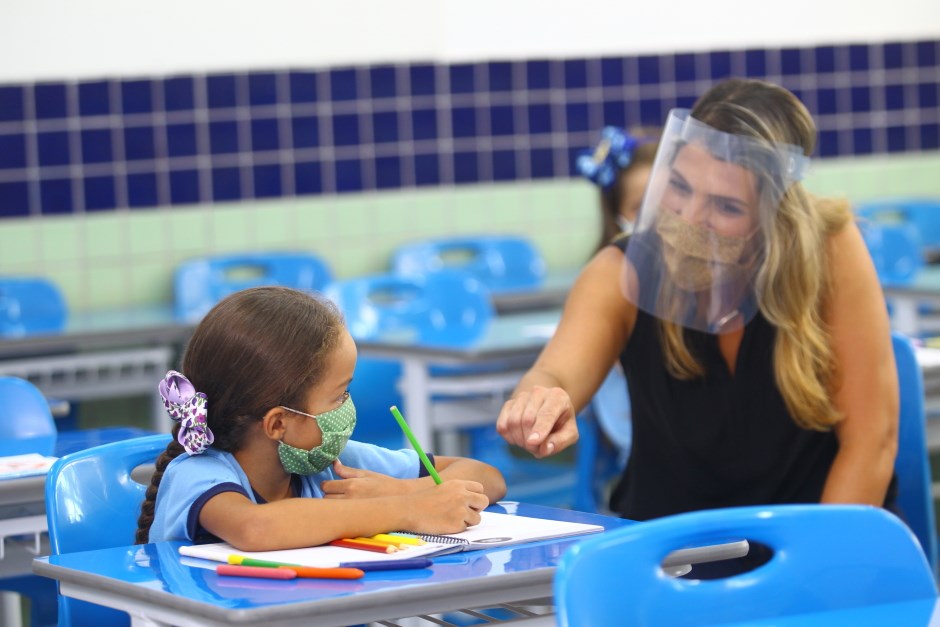 Câmara dos Deputados aprova projeto de lei que torna escolas serviços essenciais