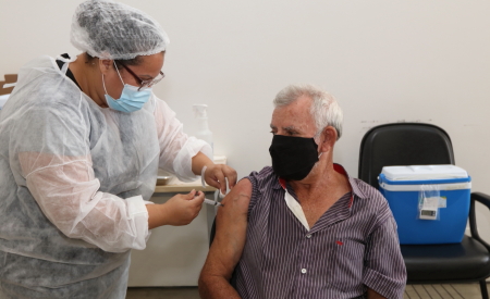Jacareí inicia vacinação em idosos entre 72 e 74 anos
