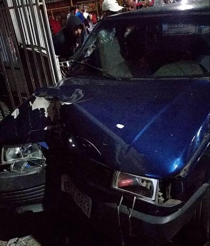 Jovem invade casa com carro após ser baleado em São José dos Campos