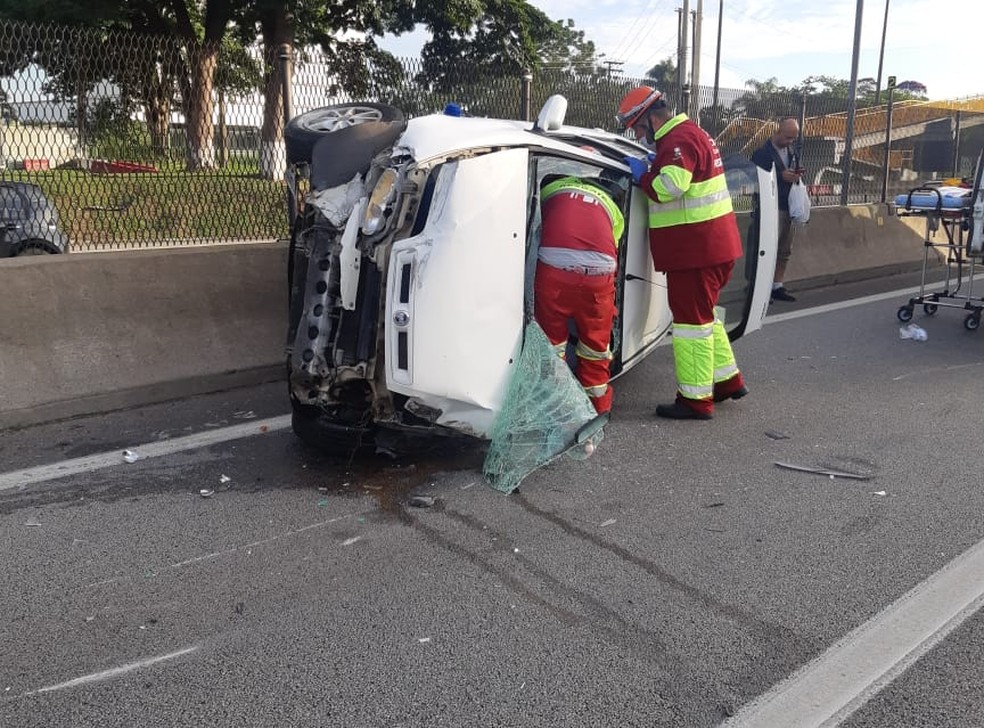 Engavetamento entre veículos deixa dois feridos na Dutra em São José dos Campos