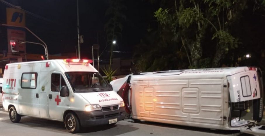 Paciente com Covid-19 morre em acidente com ambulância em Taubaté
