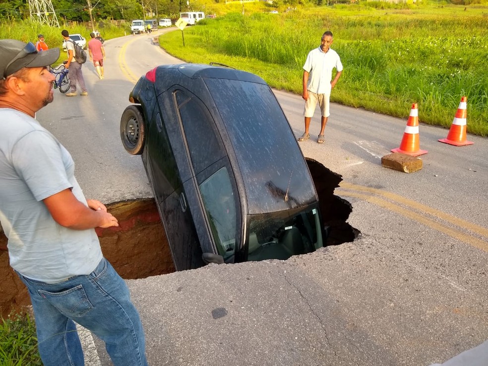 Cratera “engole” carro após temporal em Caçapava