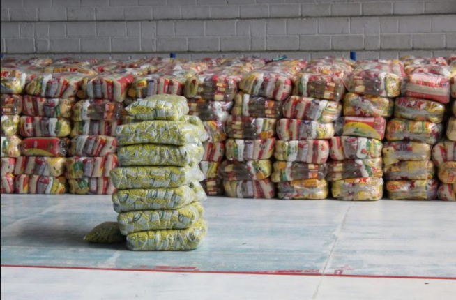 Caraguatatuba distribui kit alimentação aos alunos da rede municipal