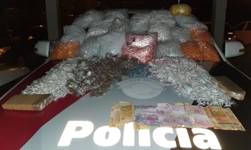Polícia Militar flagra ponto de tráfico de drogas em Ubatuba