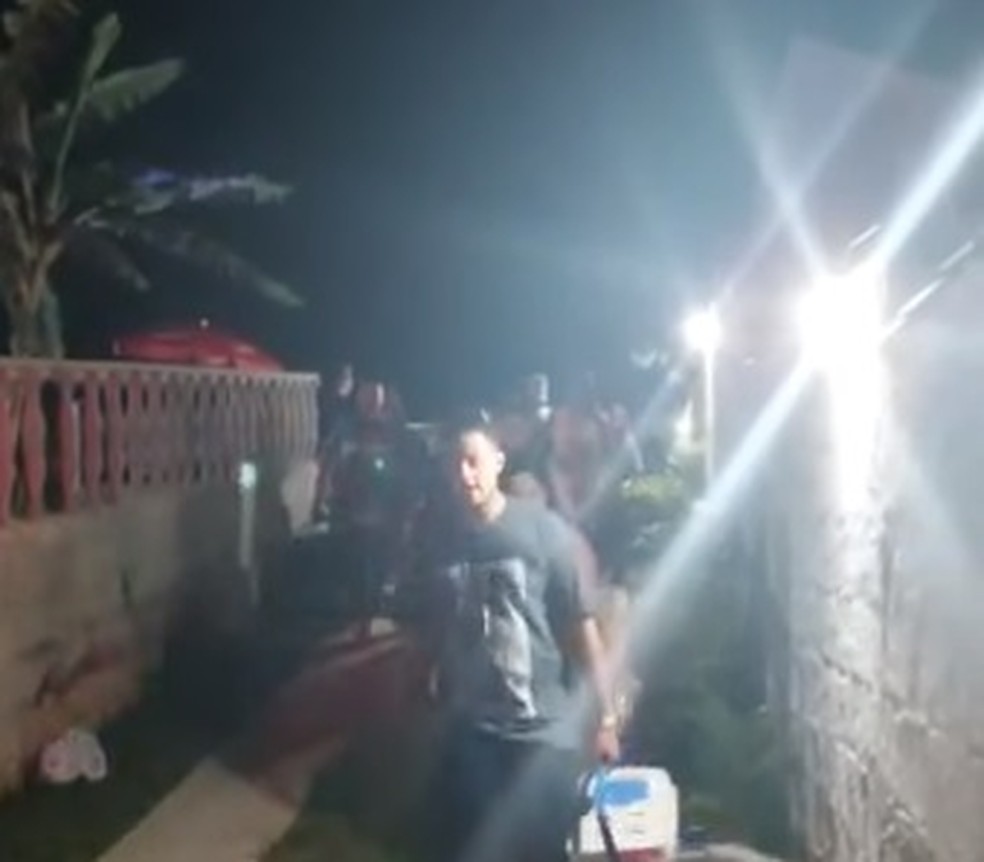 Polícia e Guarda Civil flagram festa clandestina com 100 pessoas em Taubaté