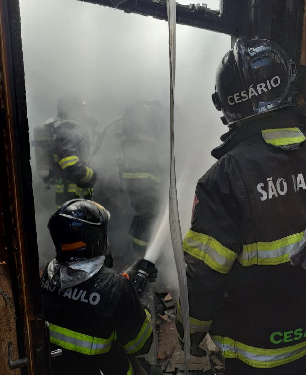 Bombeiros encerram incêndio em casa em Ilhabela