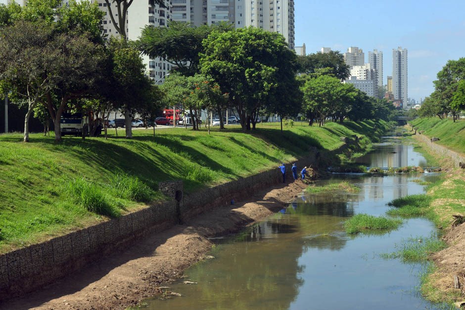 GCM flagra pesca irregular no Córrego Vidoca em São José dos Campos