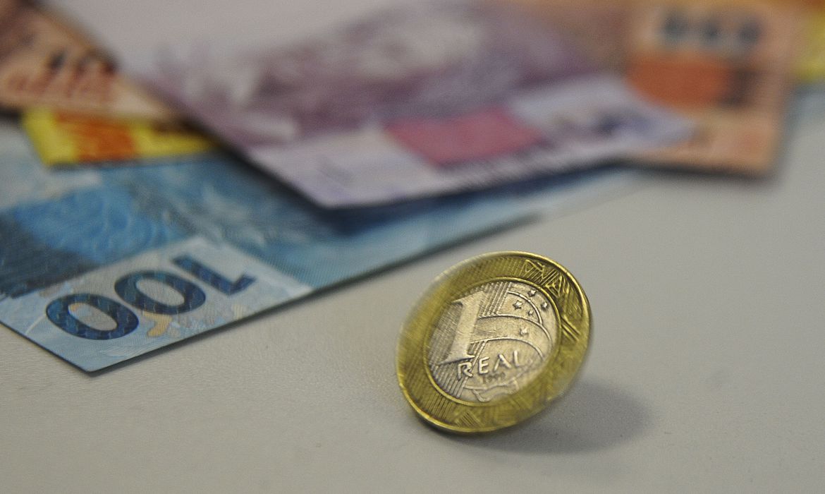 Mais da metade dos beneficiários gasta auxílio de forma digital