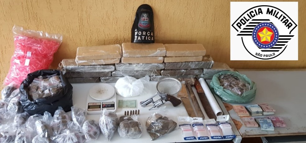 Três homens são presos com arma e 17 tijolos de maconha na Vila Pinheiro em Jacareí