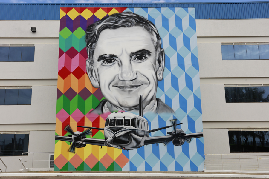 Embraer homenageia Ozires Silva com mural e nome de seu principal complexo industrial de em São José