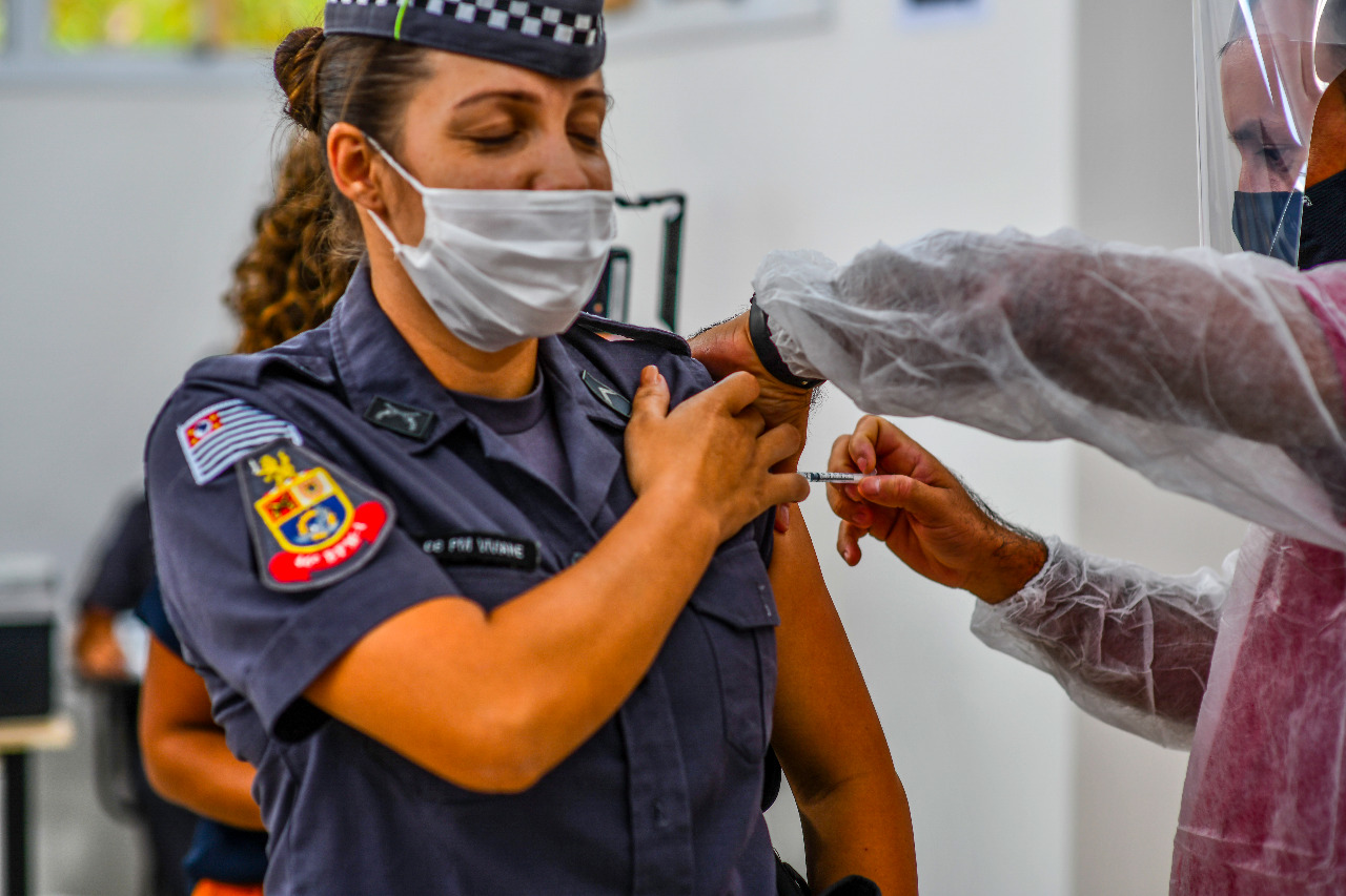 São José dos Campos conclui vacinação em profissionais das forças de segurança