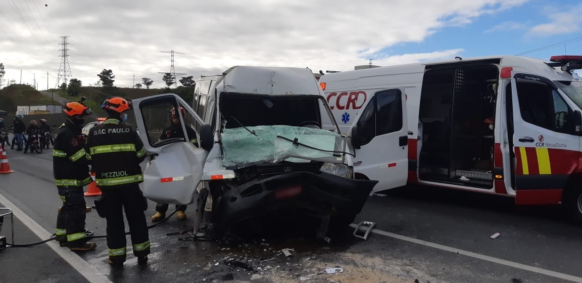 Acidente na Via Dutra deixa dois feridos em São José dos Campos