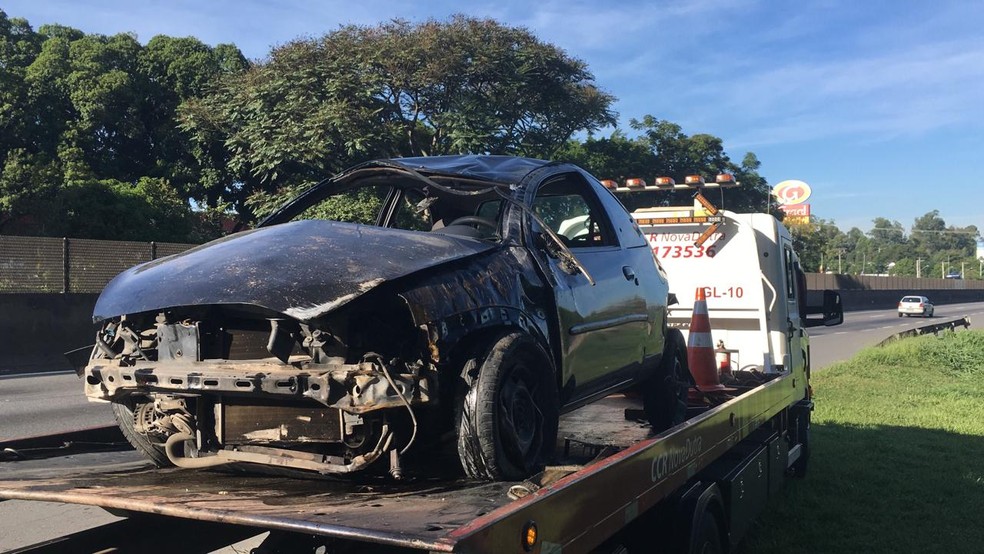 Carro fica destruído após acidente em Guaratinguetá