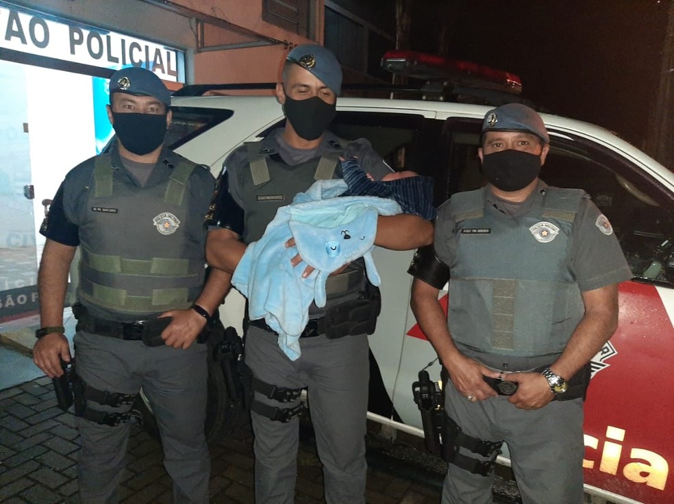 Bebê engasgado é socorrido por PMs em São Sebastião