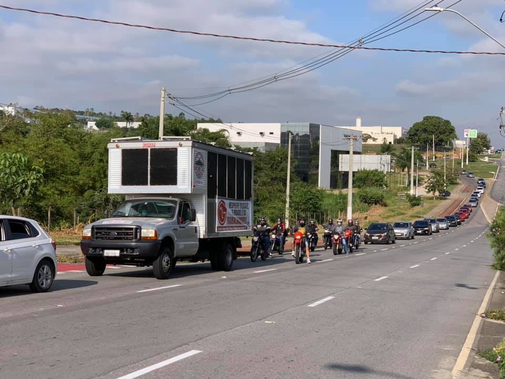 Funcionários da LG realizam carreata contra demissões em Taubaté