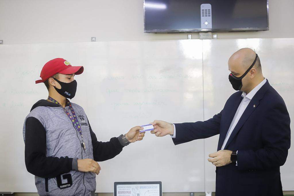 Estudantes da rede estadual têm até sexta-feira para confirmar interesse em chip com internet