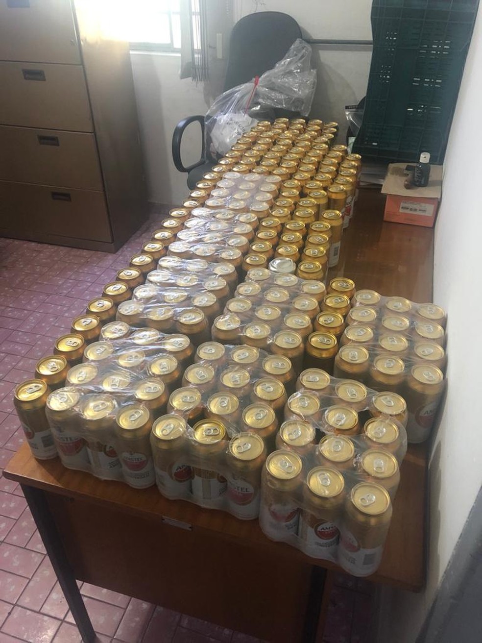Homem é preso após vender cervejas saqueadas de um caminhão tombado em Jacareí