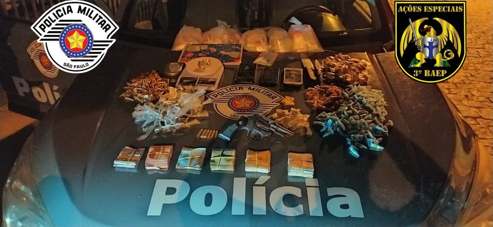 Dois homens são presos com drogas e arma em Lorena