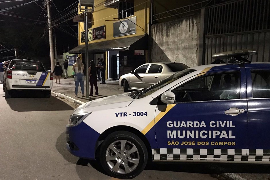 GCM de São José dos Campos fecha adega no bairro São Judas