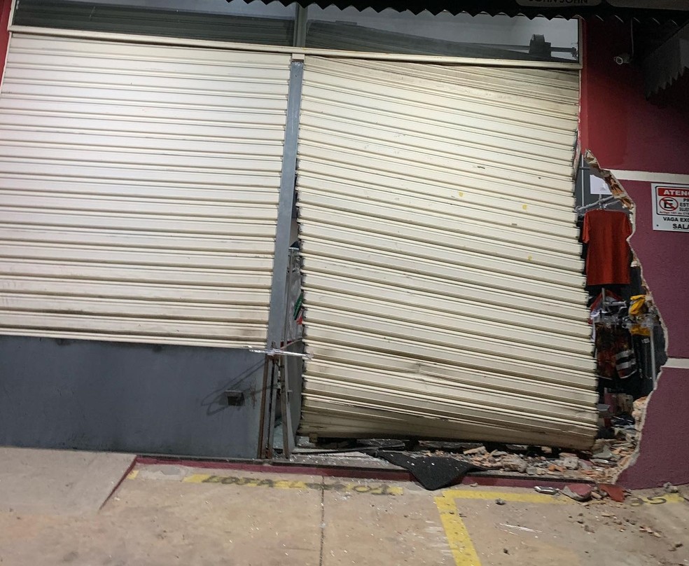 Estabelecimento é invadido por criminosos em carro na marcha ré em São José dos Campos
