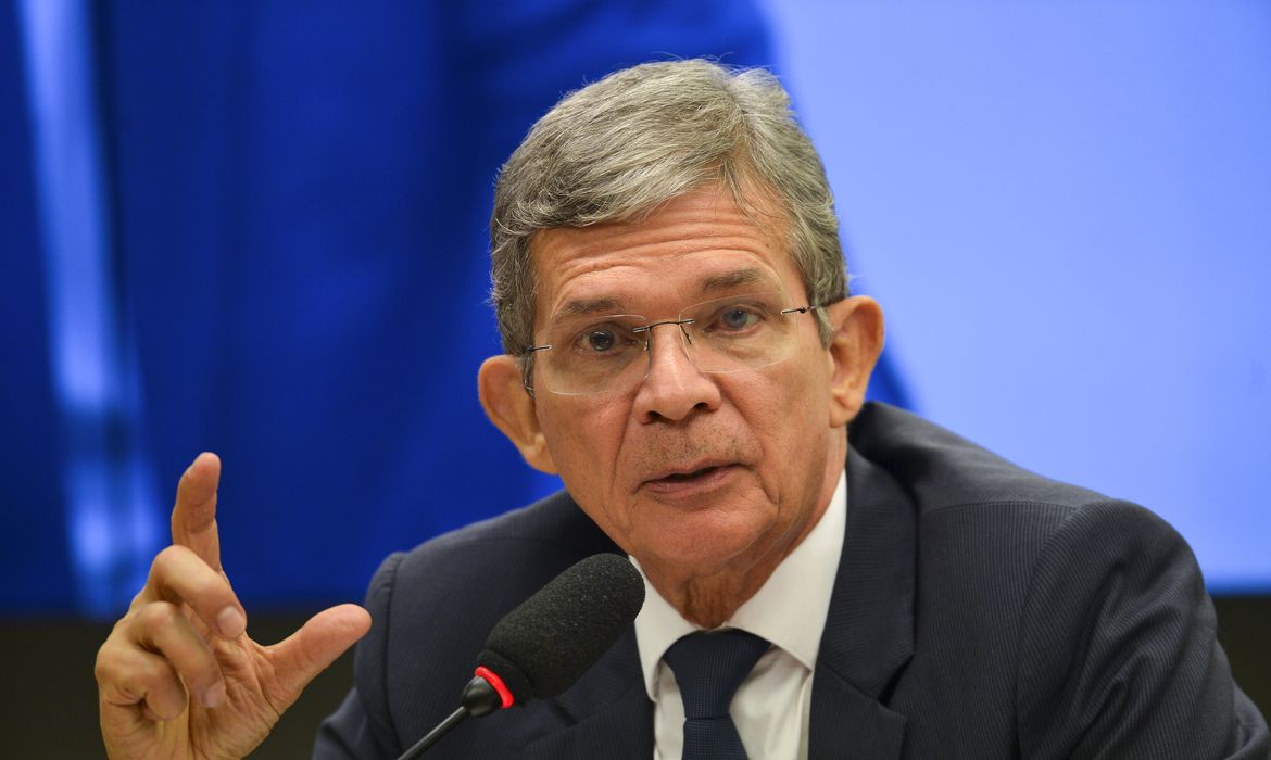O general Joaquim Silva e Luna tomou posse hoje (19) como presidente da Petrobras. Ele foi indicado pelo presidente Jair Bolsonaro em substituição ao economista Roberto Castello Branco. Em seu discurso, Silva e Luna disse que não há dúvidas de que, entre os principais desafios, estão tornar a Petrobras cada vez mais forte, trabalhando com visão de futuro, segurança, respeito ao meio ambiente, aos acionistas e à sociedade para garantir o maior retorno possível ao capital empregado. “Crescer sustentado em ativos de óleo e gás de classe mundial, em águas profundas e ultraprofundas, buscando incessantemente custos baixos e eficiência. E fazer tudo isso conciliando os interesses de consumidores e acionistas, valorizando os nossos petroleiros, buscando reduzir volatilidade sem desrespeitar a paridade internacional, perseguindo a redução da dívida, investindo em pesquisa e desenvolvimento e contribuindo para a geração de previsibilidade ao planejamento econômico nacional”, acrescentou. Silva e Luna foi confirmado para o cargo no último dia 16. A decisão foi formalizada pelo Conselho de Administração da estatal, que o elegeu, além de aprovar outros nomes para compor a Diretoria Executiva. Também tomaram posse hoje Rodrigo Araujo Alves como diretor executivo Financeiro e de Relacionamento com Investidores; Cláudio Rogério Linassi Mastella, diretor executivo de Comercialização e Logística; Fernando Assumpção Borges, diretor executivo de Exploração e Produção; e João Henrique Rittershaussen, diretor executivo de Desenvolvimento da Produção. Foram reconduzidos Nicolás Simone, como diretor executivo de Transformação Digital e Inovação; Roberto Furian Ardenghy, diretor executivo de Relacionamento Institucional e Sustentabilidade; e Rodrigo Costa Lima e Silva, diretor executivo de Refino e Gás Natural.