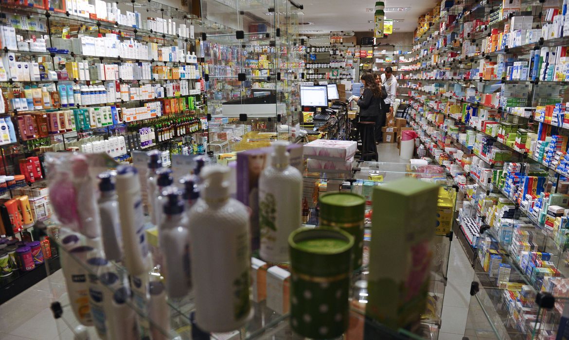 A Secretaria-Executiva da Câmara de Regulação do Mercado de Medicamentos (SCMED) multou empresas do setor farmacêutico em R$ 15,2 milhões pela comercialização de medicamentos usados no enfrentamento à covid-19 acima do preço autorizado no Brasil. Segundo a Agência Nacional de Vigilância Sanitária (Anvisa), a aplicação de multas é resultado de atividades de monitoramento e de fiscalização do setor, realizadas pela Câmara de Regulação do Mercado de Medicamentos (CMED), cuja Secretaria Executiva é exercida pela agência. “As ações de monitoramento e fiscalização foram iniciadas em julho de 2020, quando foi criada uma força-tarefa específica para atuar durante a pandemia de covid-19. De lá para cá, o grupo tem atuado para coibir a comercialização de medicamentos com preços superiores aos autorizados”, explicou a Anvisa, em nota, na noite de ontem. De acordo com a CMED, de julho de 2020 a março de 2021 já foram instaurados 139 processos de sanção e aplicadas 64 multas aos agentes do setor farmacêutico que descumpriram as regras de preços. Diligências Desde que a força-tarefa teve início, a Câmara de Regulação do Mercado de Medicamentos trabalhou com diligência junto a empresas farmacêuticas, encaminhando 73 ofícios aos fabricantes, com solicitações de dados de comercialização dos medicamentos do kit intubação orotraqueal. Também foram solicitadas informações às secretarias estaduais de Saúde e às municipais das capitais, com a solicitação de informações sobre ocorrência de sobrepreço envolvendo medicamentos sedativos e bloqueadores musculares destinados ao enfrentamento da pandemia de covid-19 em compras públicas. A Força Tarefa buscou ainda junto à Agência Nacional de Saúde Suplementar (ANS) dados relacionados a aquisições de medicamentos por hospitais privados e planos de saúde.