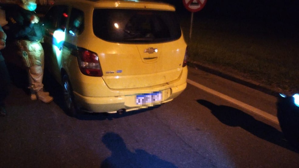PRF flagra táxi com histórico de 69 evasões de pedágio na Via Dutra em Pindamonhangaba