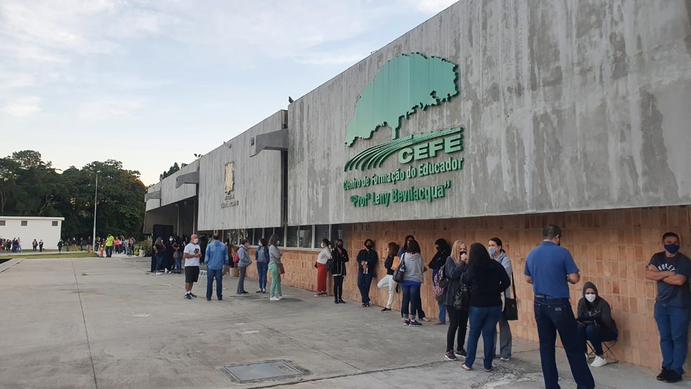 São José dos Campos registra filas no primeiro dia de vacinação de profissionais da educação contra a Covid-19