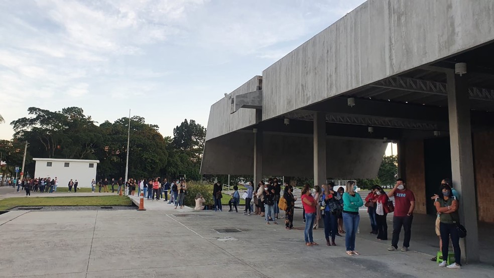 São José dos Campos registra filas no primeiro dia de vacinação de profissionais da educação contra a Covid-19