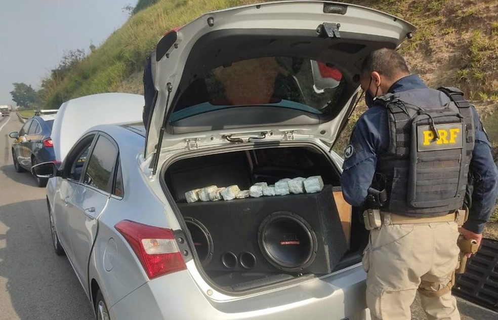 PRF apreende R$ 173 mil em fundo falso de veículo na Dutra em Jacareí
