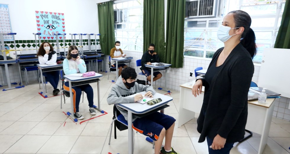 Aulas presenciais em escolas e universidades recomeçam em agosto no estado de São Paulo
