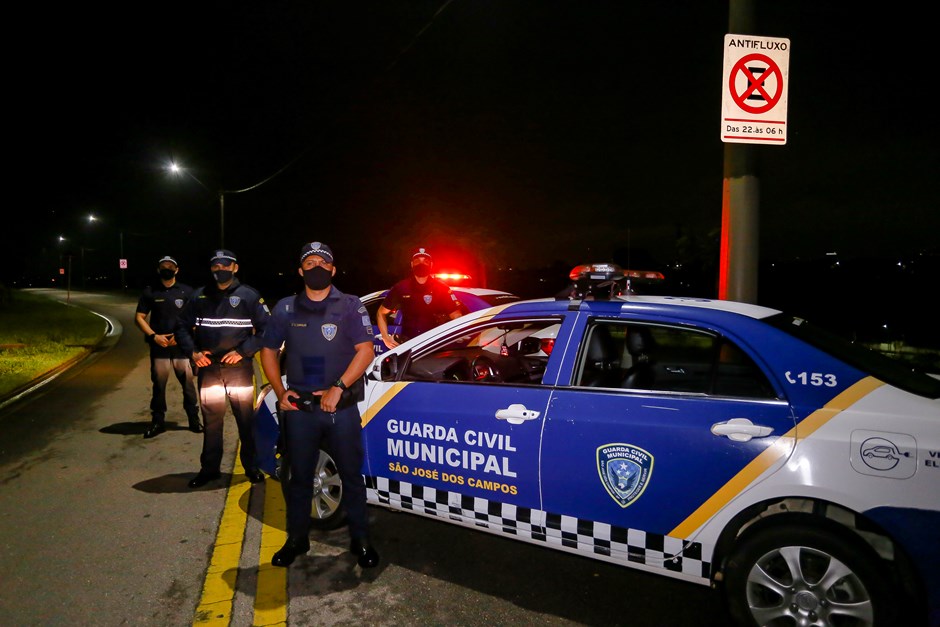 Fiscalização interdita três comércios em São José dos Campos