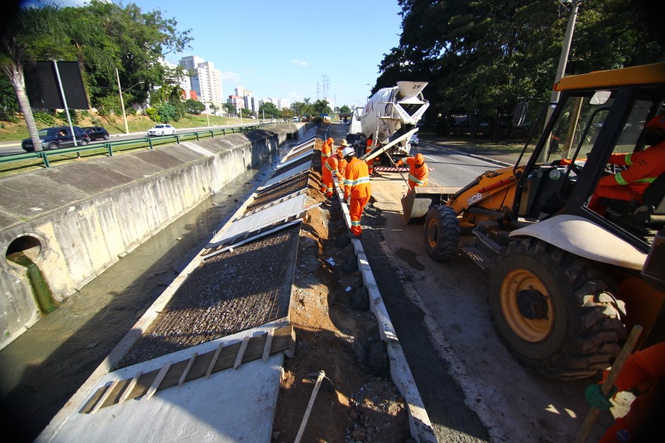 Recapeamento interdita faixas na avenida Teotônio Vilela em São José dos Campos