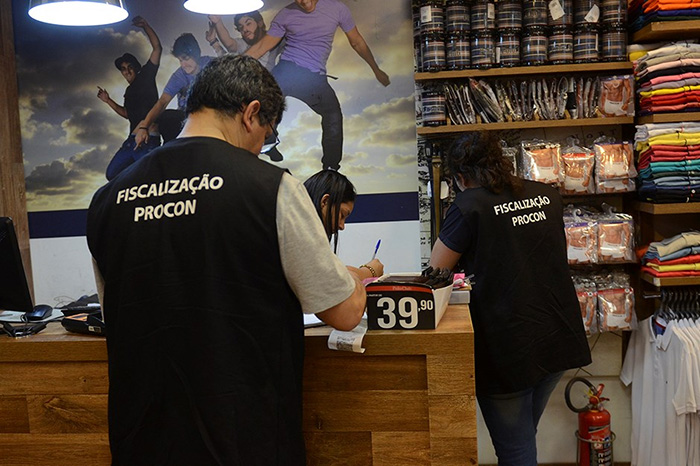Procon de São José dos Campos faz blitze no comércio durante compras para o Dia dos Pais