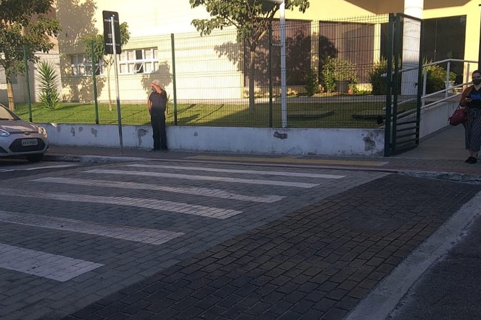 Obra em travessia elevada interdita rua na região norte em São José dos Campos