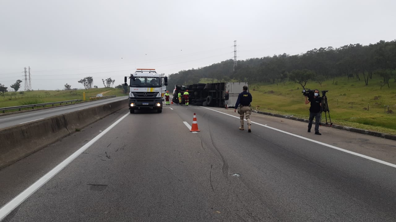 Caminhão carregado com tapioca tomba na Via Dutra em Caçapava