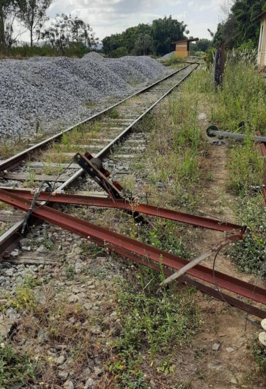 Criminosos furtam cabos e trilhos de linha de trem em Pindamonhangaba