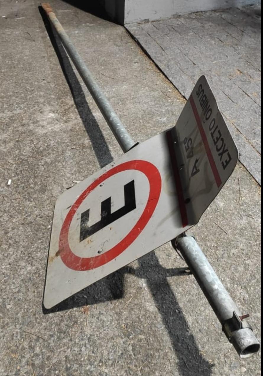 Homem é preso após ser flagrado roubando poste com placa de trânsito em São José dos Campos