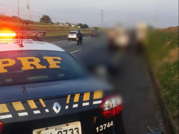 Motociclista morre atropelado por um caminhão na Via Dutra em Taubaté