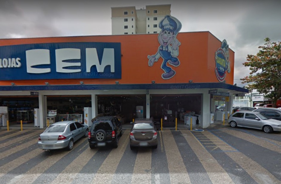 Criminosos usam carro para invadir loja em São José dos Campos