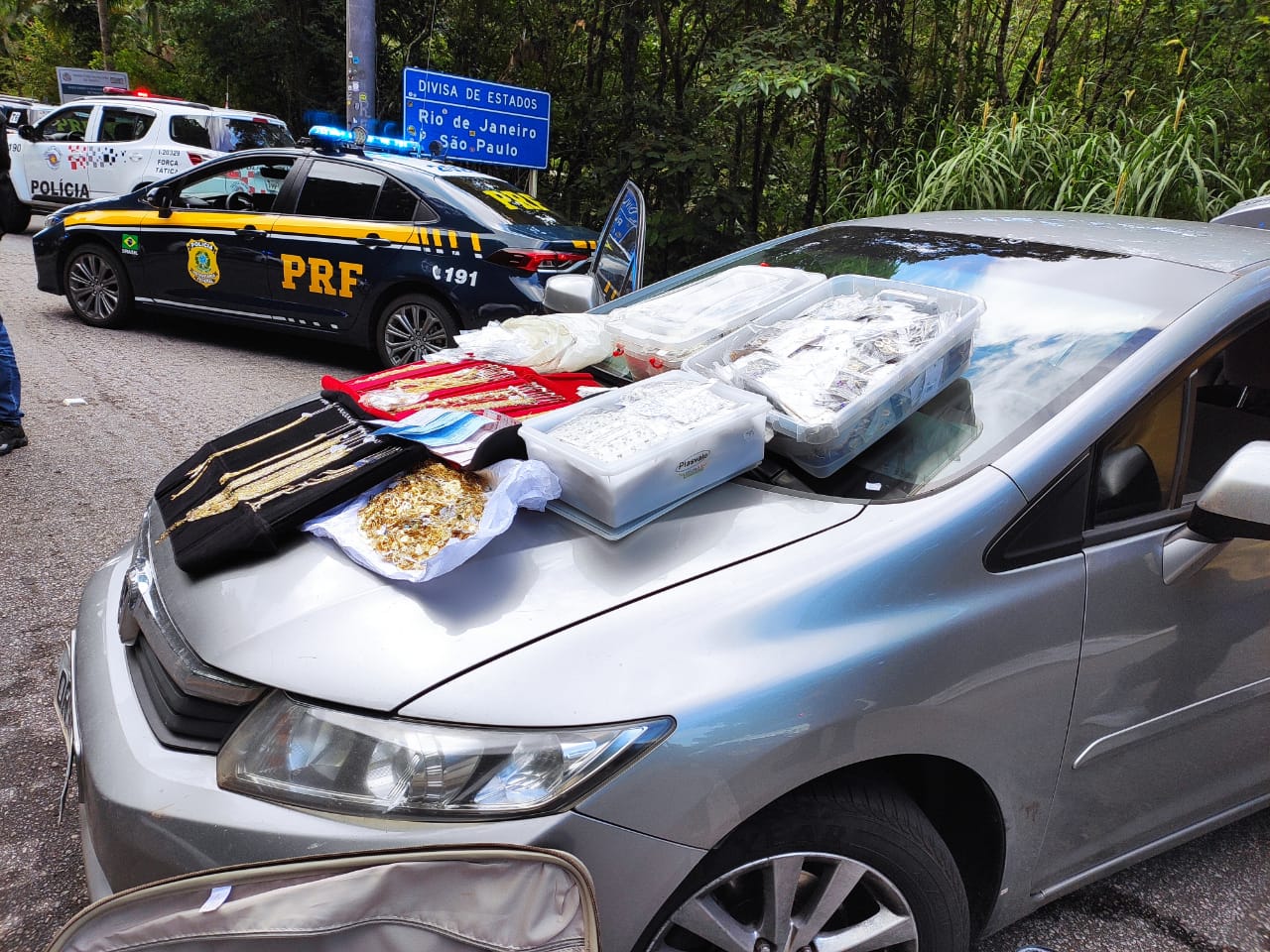 Polícia Rodoviária Federal apreende semi-joias na Rio-Santos em Ubatuba