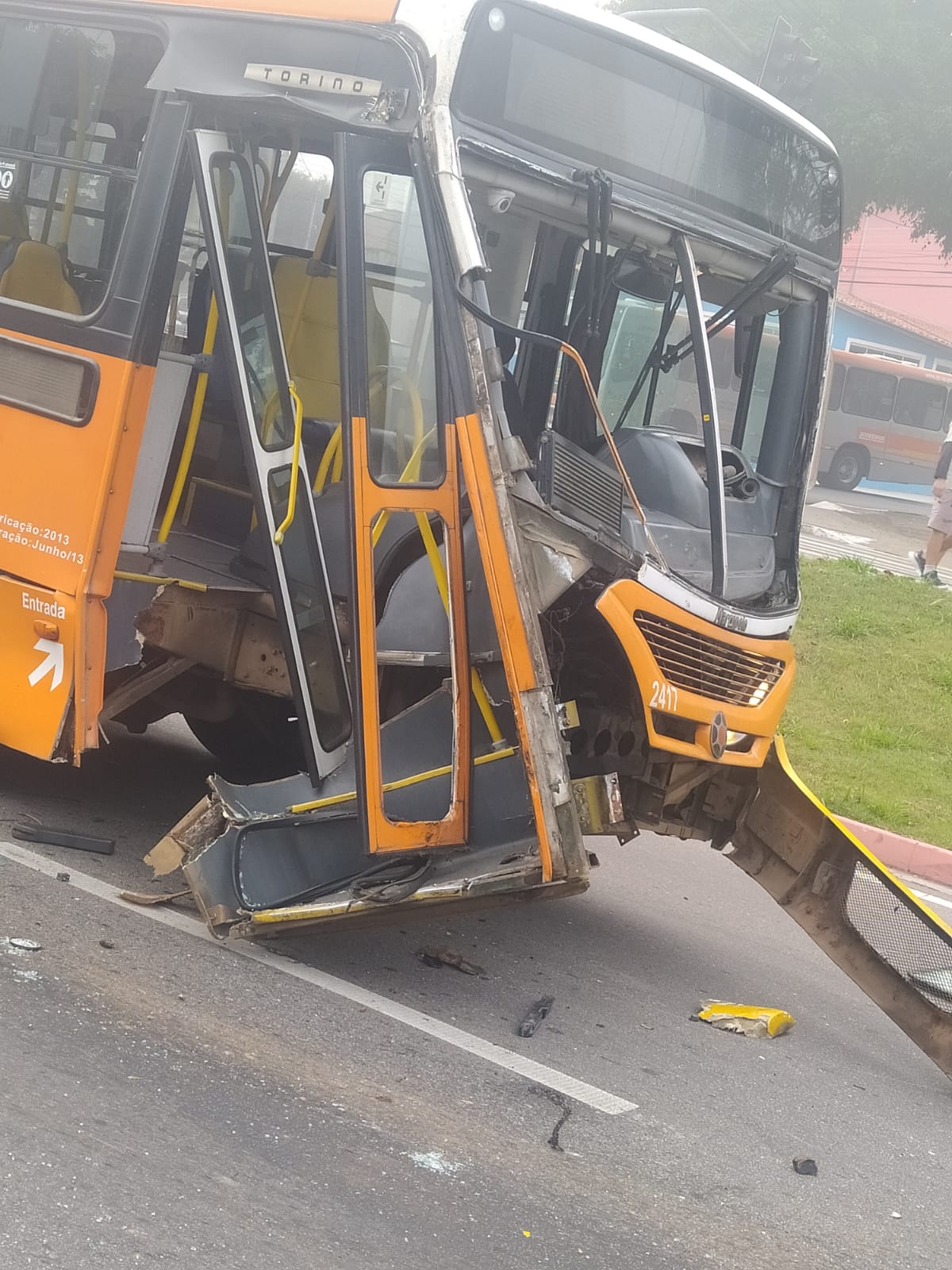 Ônibus do transporte público e caminhão com produtos químicos colidem em São José dos Campos